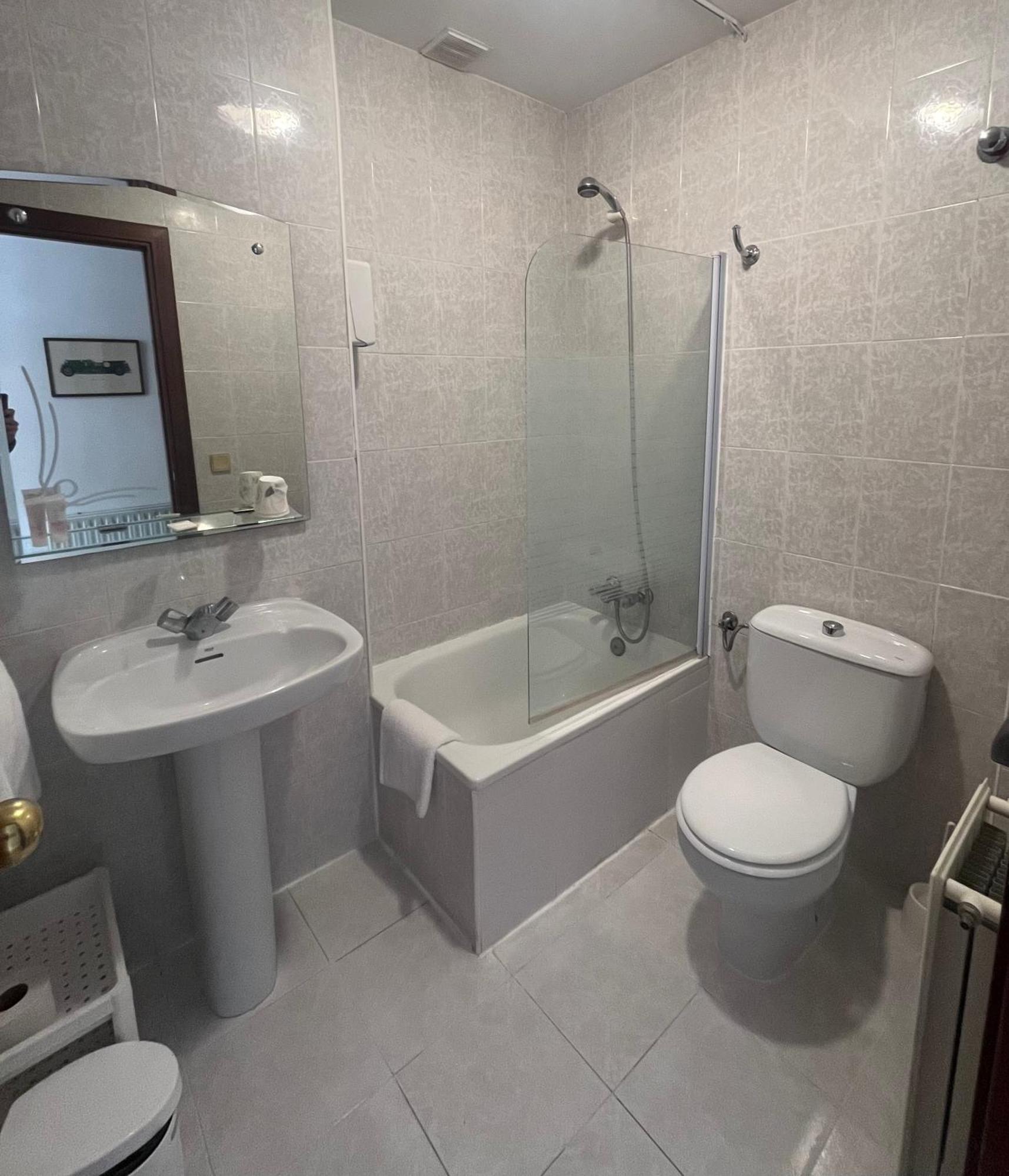 Hostal Legaz Funes Екстер'єр фото
