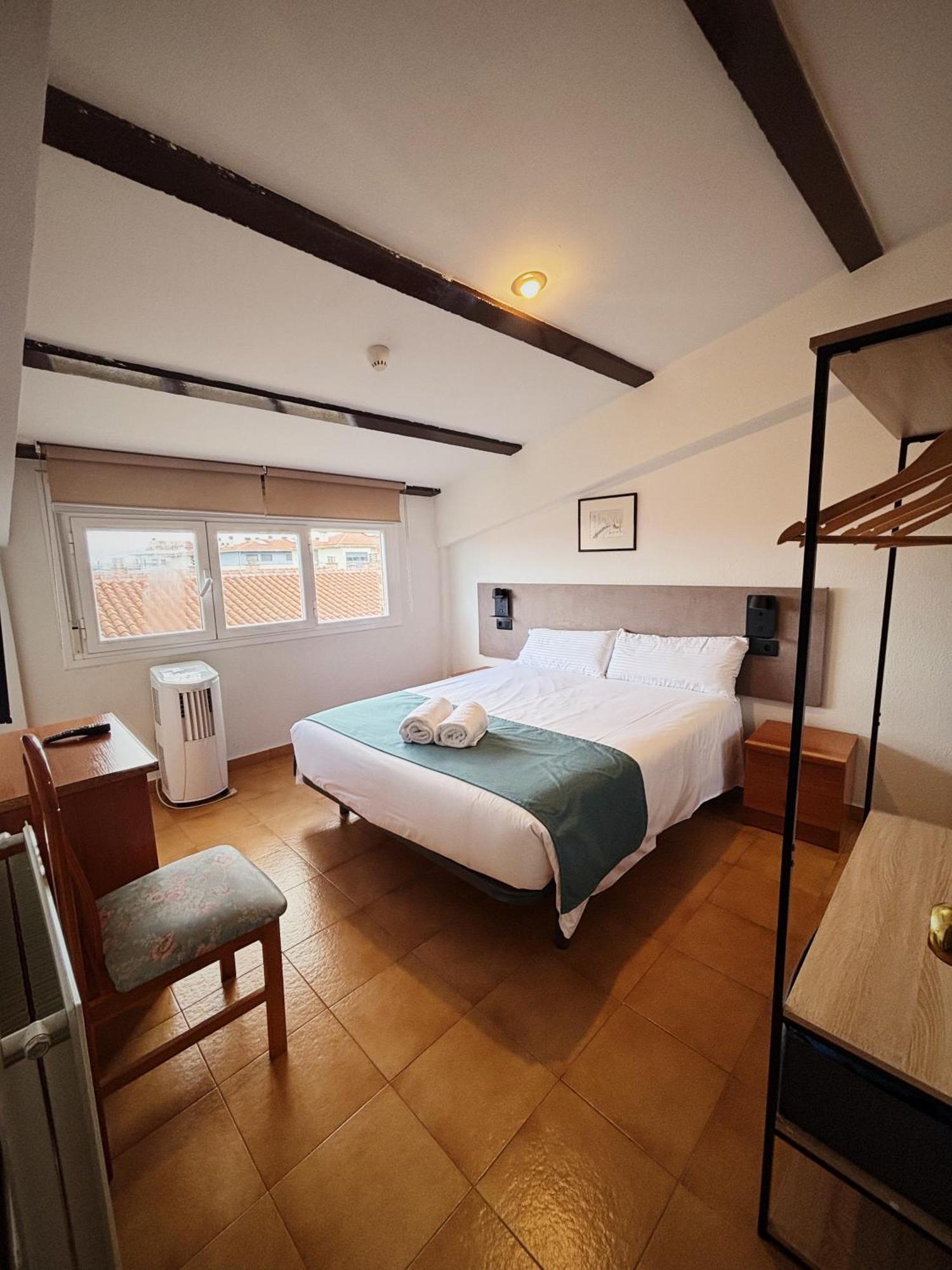 Hostal Legaz Funes Екстер'єр фото