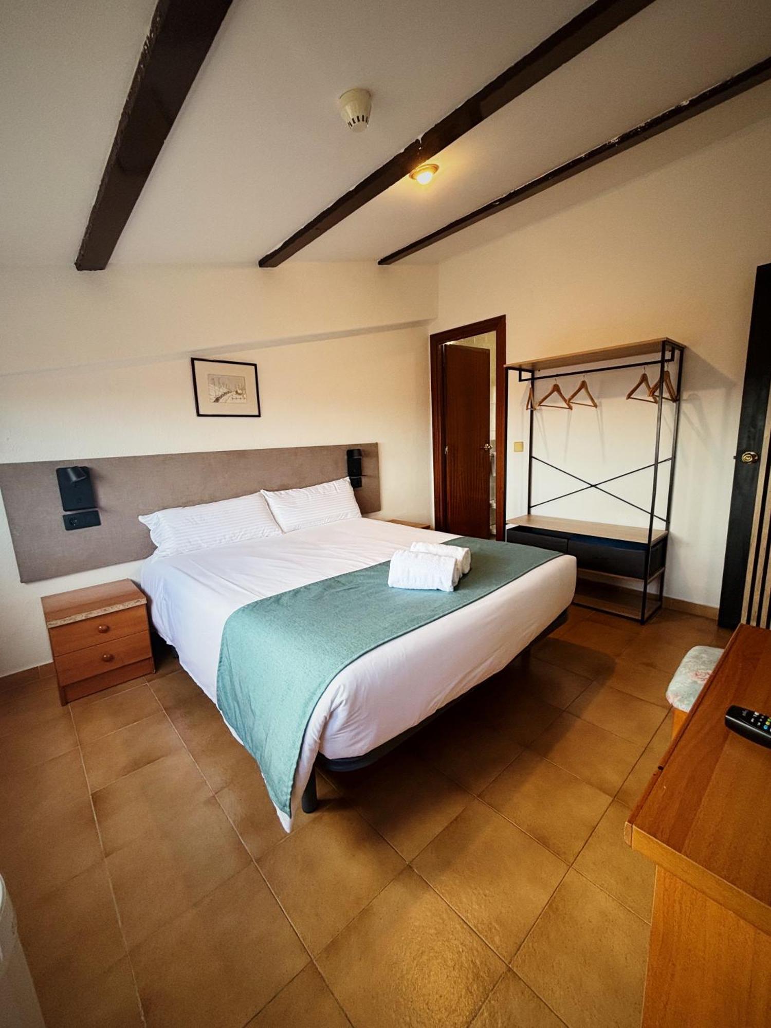 Hostal Legaz Funes Екстер'єр фото