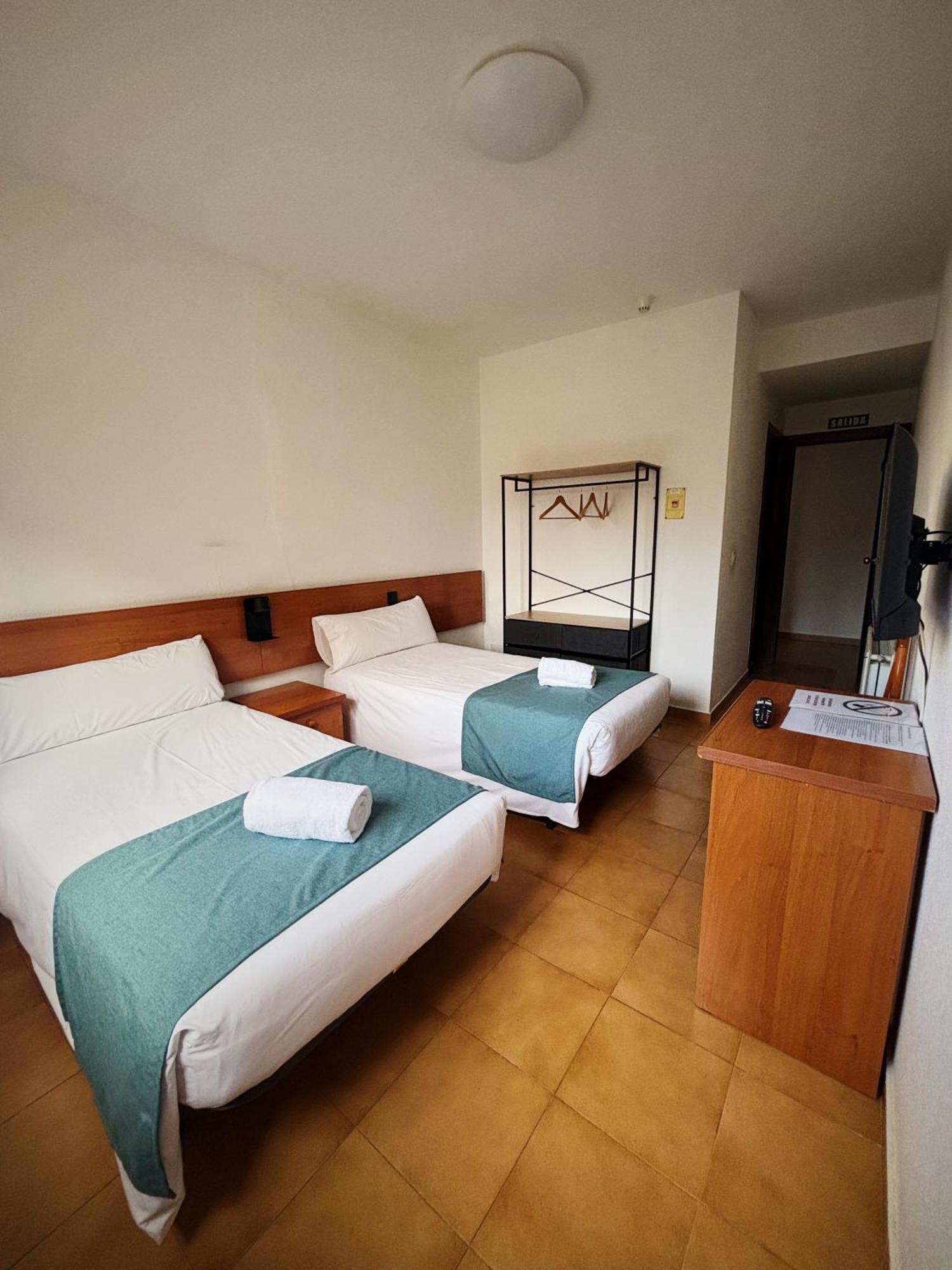 Hostal Legaz Funes Екстер'єр фото