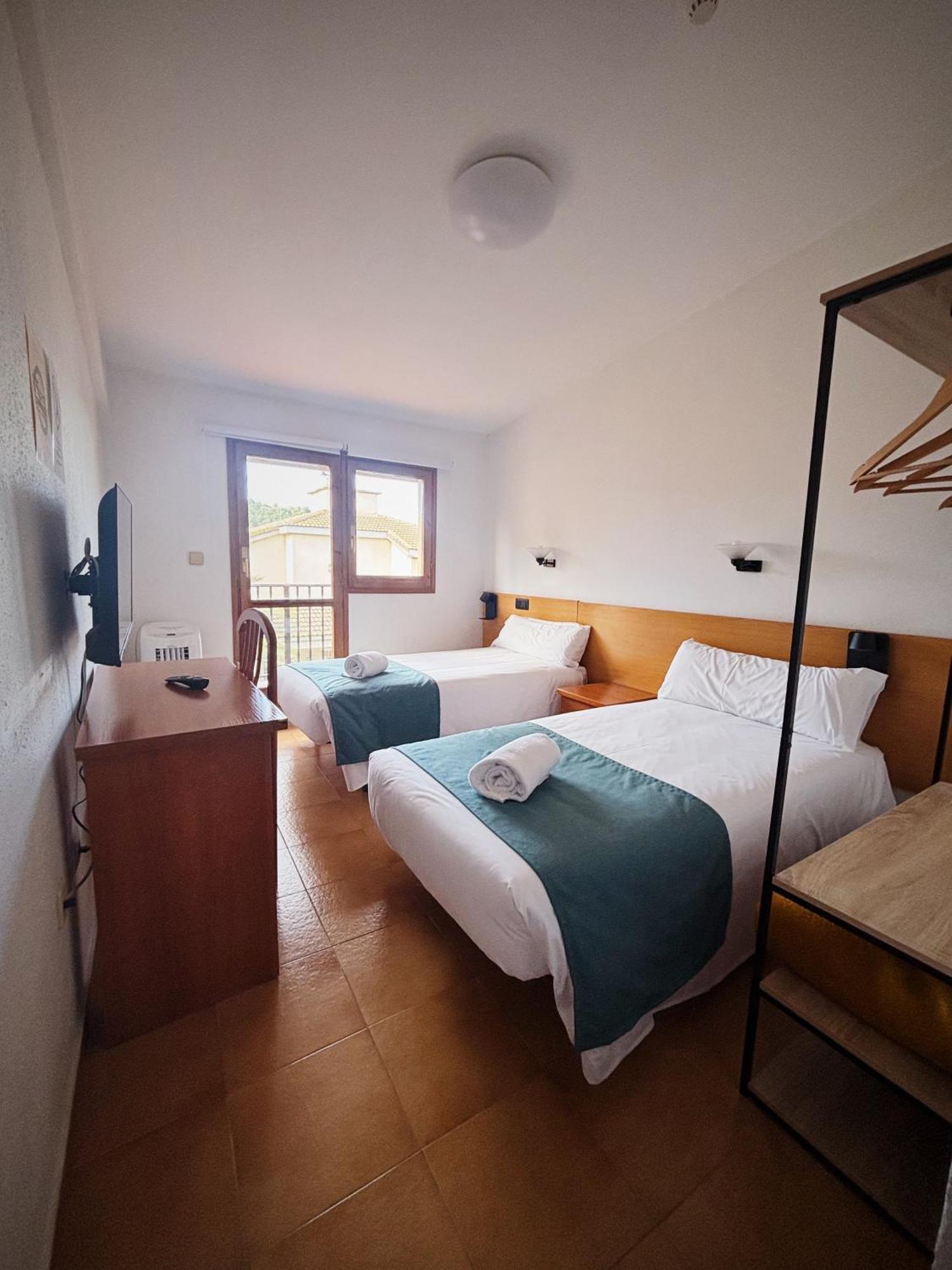 Hostal Legaz Funes Екстер'єр фото